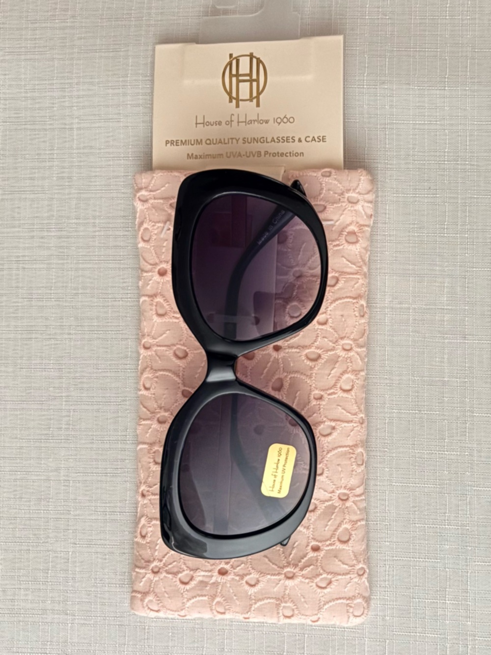 House of Harlow 1960 premium quality sunglasses oversized cat-eye pink case NWT